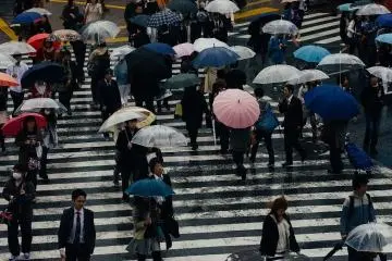 Shibuya Scramble Crossing (Photo: <a href="https://commons.wikimedia.org/wiki/Category:Shibuya_Crossing_in_the_2010s#/media/File:Shibuya_kruising_in_de_regen,_-30_april_2014_a.jpg" target="_blank" rel="noreferrer noopener nofollow">Eddy Milfort, Shibuya kruising in de regen, CC BY-SA 2.0 </a>)