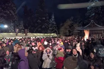 People waiting for offerings after the Namahage have been appeased