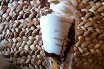 ice-cream sundae (Photo: <a href="http://www.gethiroshima.com" target="_blank" rel="noreferrer noopener nofollow">gethiroshima</a>)