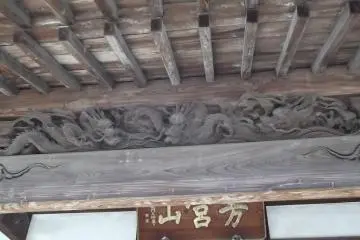 Dragons under the roof of the worship hall