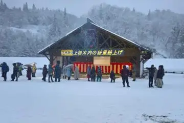 축제를 위해 쉼터가 살아났다.