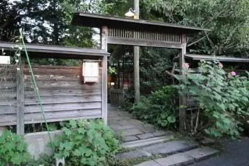 <p>ทางเข้าร้านอาหารเซ็นริทางด้านถนน</p>