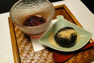 <p>ขนมโมจิงากับเยลลี่องุ่น</p>