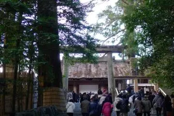 The New Year's crowds excidedly go up the steps to Naiku, the shrine of Amaterasu