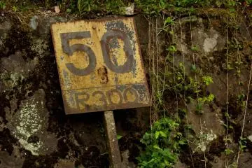 Old speed sign rusting away.