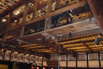 Kakesuji (lift so actors can glide above the audience)
