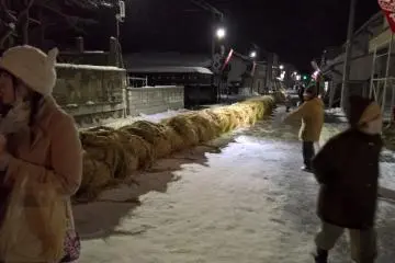 The giant straw ropee weighs around 10 tons eachs