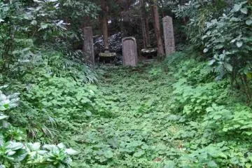 언덕위의 기념비