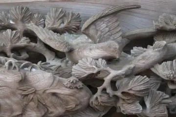 위를 보면 조각상을 볼 수 있다