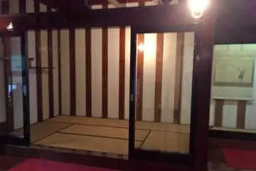 Ruangan bertatami di dalam restoran