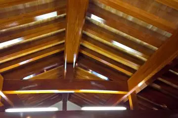 Semua kayu di dalam toko yang dipernis