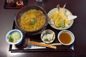 Tempura dan mie udon yang panas