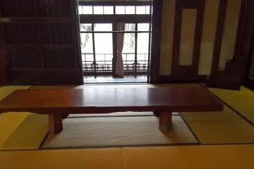 Meja di bagian belakang toko