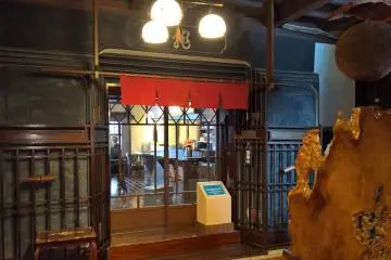 Sebuah kedai kopi di bagian belakang toko