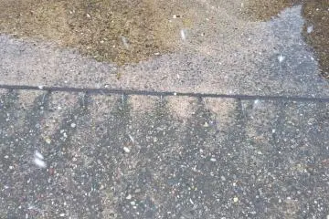 Salju yang meleleh di area parkir dan pinggir jalan di Akita