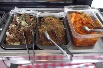 <p>Beef, noodles and ricecakes</p>