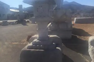 A Tachi-Doro lantern 