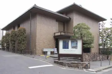 Less than a minute from bustling Omotesando-dori