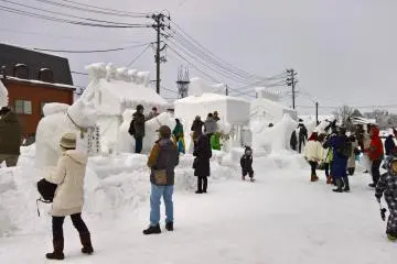 The different neighbourhoods take part in a snow structure competitione 