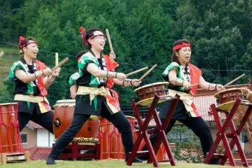 taiko drummers playing at a local running race
