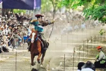 Pria pemberani dalam kostum tradisional 