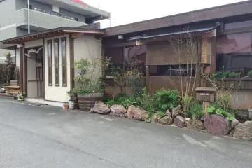 Kitchen Serigushi is set in a countryside style house
