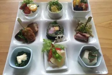 Entrees with seasonal ingredients 