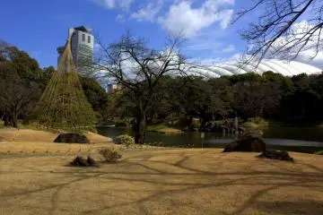 The contrast between the gorgeous gardens and imposing Tokyo Dome is striking