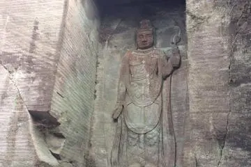 สิ่งที่อยู่ใต้ภูเขาฟันเลื่อย