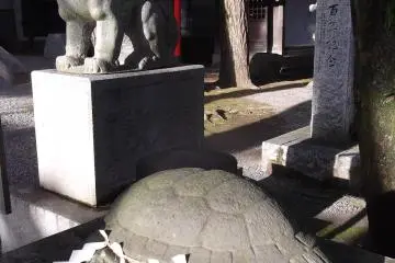 A turtle, a lion and a red torii gate