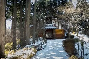 You will pass this mountain hut when approaching Mount Hinode's summit