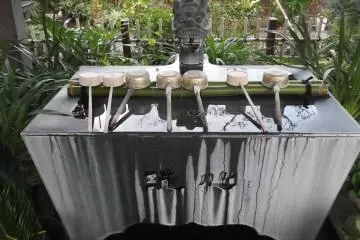 Another place to rinse your hands and mouth before the gods