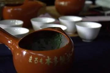 A tea pot with leftover tea leaves, at Marumo Honda Seisha