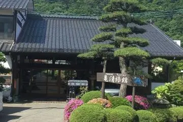 Le bâtiment du Kamesei Ryokan