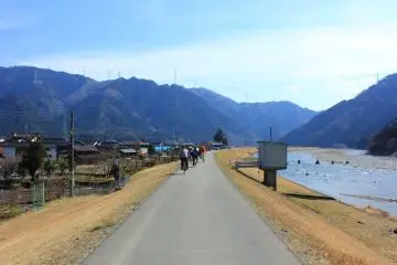 Cycling past Nagarebashi