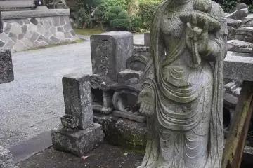 A Buddhist statue around the graveyard
