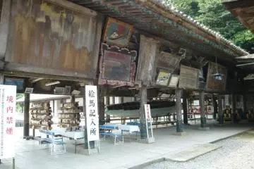 <p>ศาลาเอมะ</p>