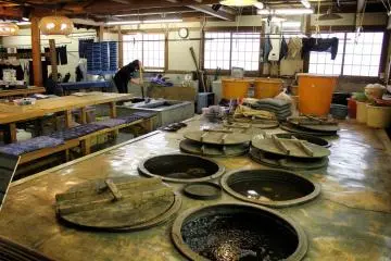 Here you can try your hand at dyeing a product of your choice