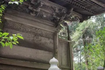 The paneling on the back of the shrine is said to represent harmony