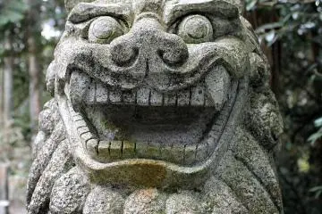 The guardian lions inside the grounds are fearsome. This one says "Ah!", the first syllable of the sound heard at the creation of the cosmos.