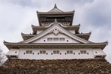 The keep has 5 levels, the first 3 separated by gables and the 5th wider than the 4th
