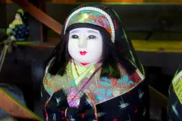 A Matsuyama himedaruma clad in Iyo-Kasuri fabric