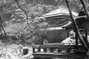 <p>Wooden bridge and traditional house in the snow</p>