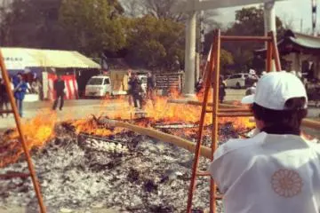 I wouldn't grill mochi with a ten-foot pole...but they've done this before, right?!
