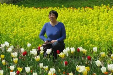Posing among flowers is very popular!
