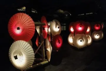 <p>ร่มเรืองแสงที่ใกล้ๆ กับเวทีกลางแจ้งซากุระ</p>