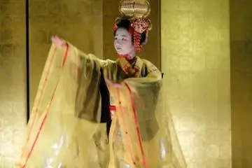 <p>เด็กสาวกำลังรำโคมไฟแบบดั้งเดิม</p>