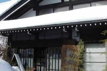 Pintu masuk ke Chikeiken dan ke studio tenun Ny. Chonan