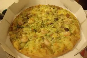 <p>กุ้ง กับเพสโต้ และเห็ด</p>