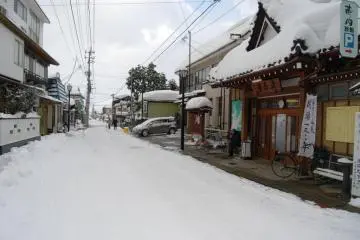 The main street of Yutagawa Onsen in winter - looking into the other direction